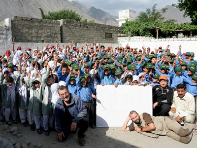 „Thank You Germany“ (Pakistanische Schule bedankt sich für die Unterstützung)